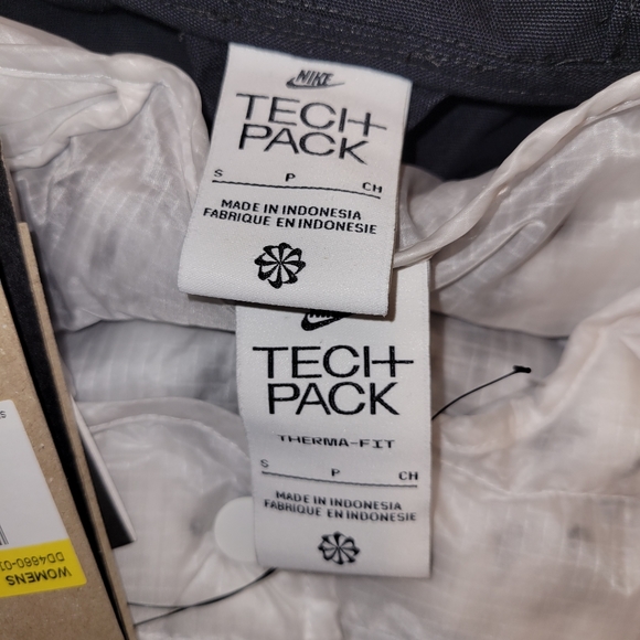 Nike Sportswear Therma-FIT Tech Pack 3-in-1 Jacket Wmns Size Small DD4660-010 - Picture 3 of 7